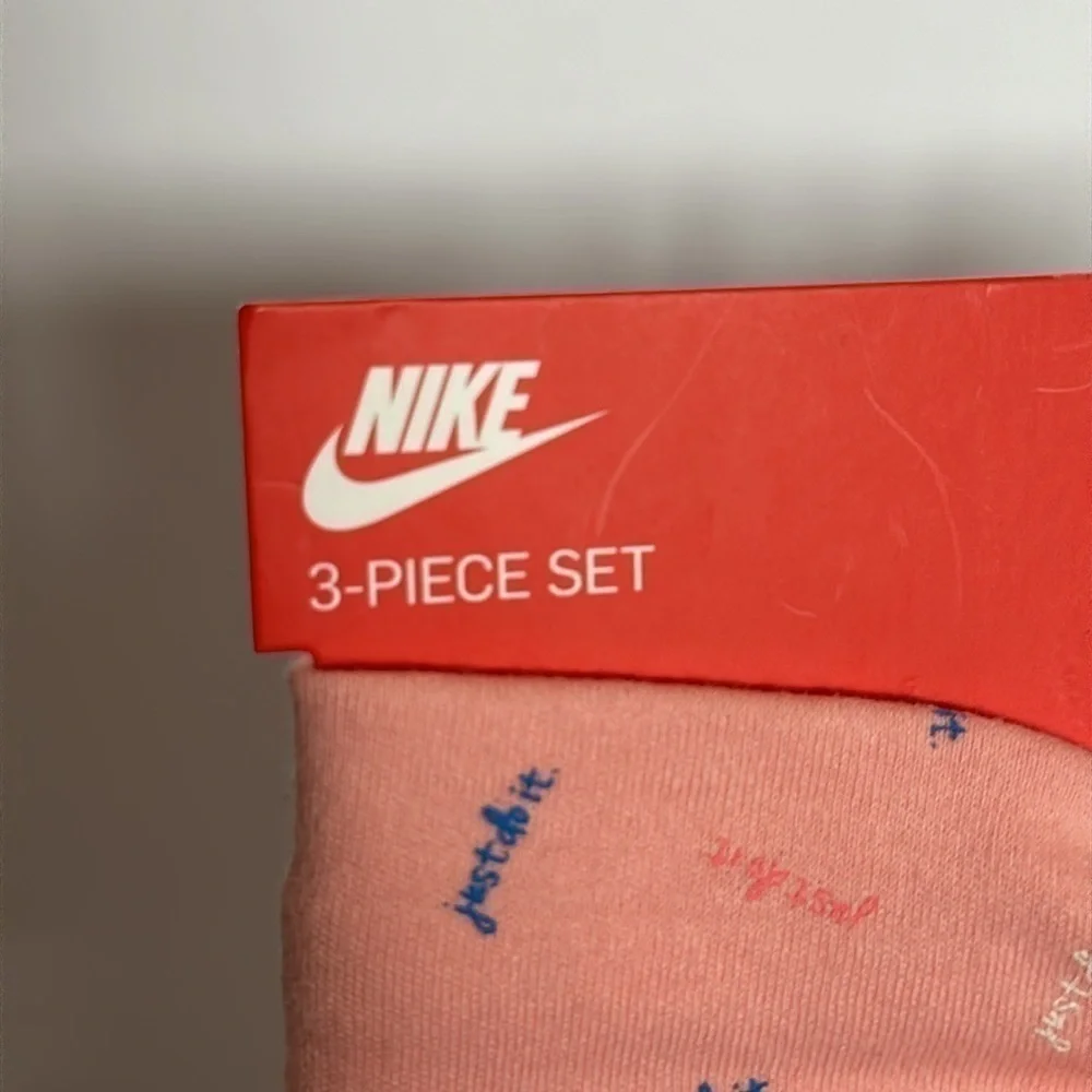 Nike Baby 0-6month Bib Set - 3pc Girls Pink NWT